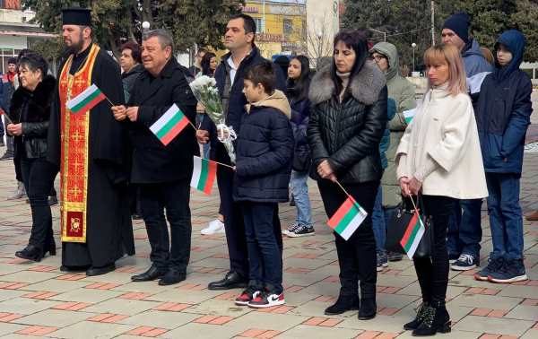 С рецитал, слова и поднасяне на венци Камено отбеляза 3 март