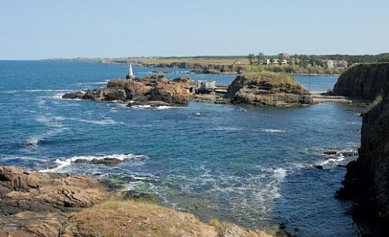 Жителите на Ахтопол живеят в страх заради свлачище