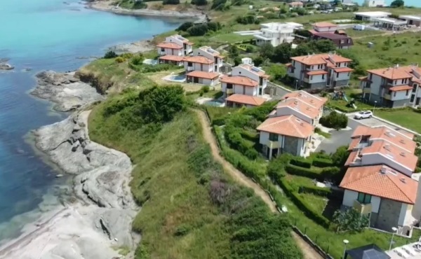 Царево: Спряха водата и достъпа на собственици в затворен комплекс