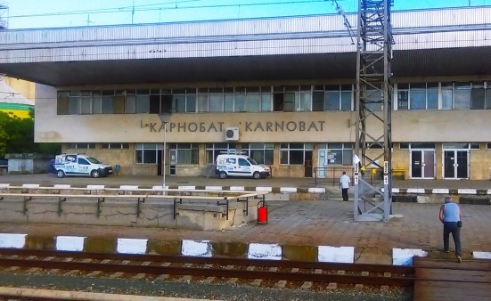 Локомотив блъсна пътнически влак на гарата в Карнобат