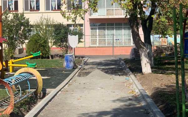 В Камено: Започна ремонтът на дворното пространство на ДГ Слънце