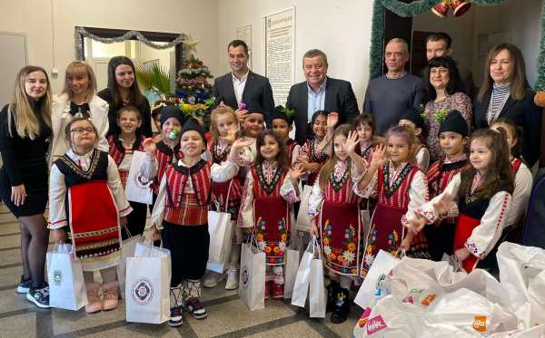 Коледарска група и сурвакари наричаха за здраве и берекет в Община Камено