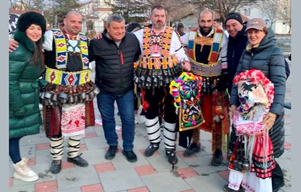 Шумните звуци на кукерски хлопки и звънци огласиха Камено