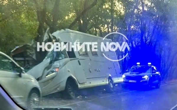 Кемпер се заби в дърво, пострада дете