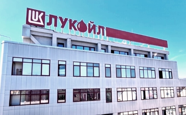 Митнически служители проверяват Лукойл Нефтохим