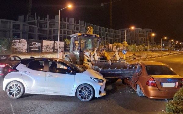 Багерист с 1,67 промила се сблъска с две коли