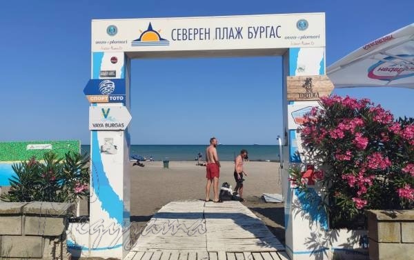 На плажа в Бургас: Чадър и шезлонг 60 евроцента