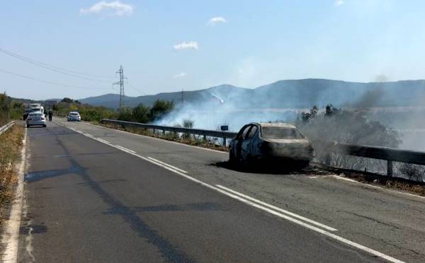 Автомобил изгоря на пътя Созопол – Аркутино, има обходен маршрут /видео/