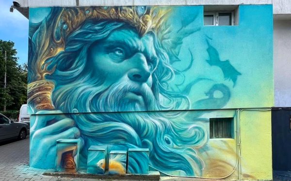 Посейдон гледа морето от фасада в Бургас
